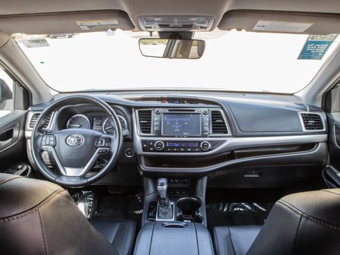 Used 2019 Toyota Highlander XLE AWD/4WD image 14