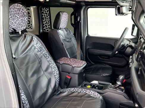 Used 2022 Jeep Wrangler Unlimited Sahara image 11