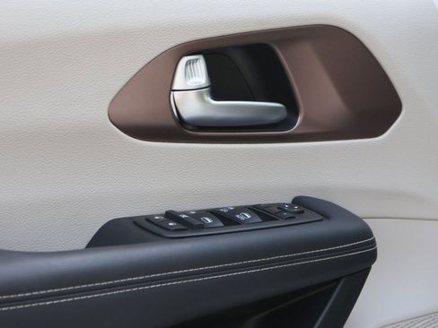 Used 2024 Chrysler Voyager LX image 21