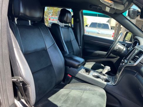 Used 2017 Jeep Grand Cherokee Altitude RWD image 36