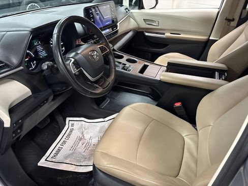 Used 2023 Toyota Sienna XLE image 16