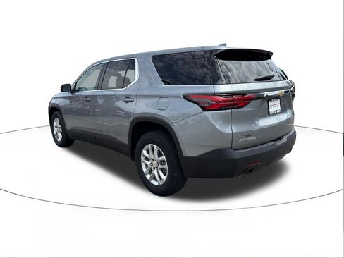 Used 2023 Chevrolet Traverse LS w/ Safety Package FWD image 5