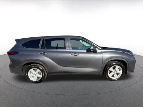 Used 2025 Toyota Highlander LE image 16