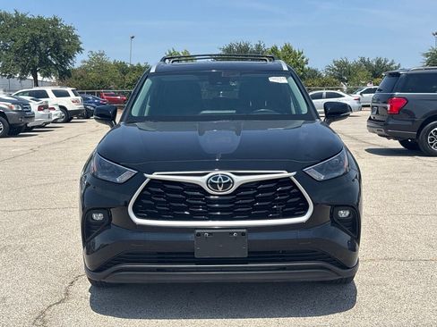 Used 2023 Toyota Highlander XLE FWD image 2