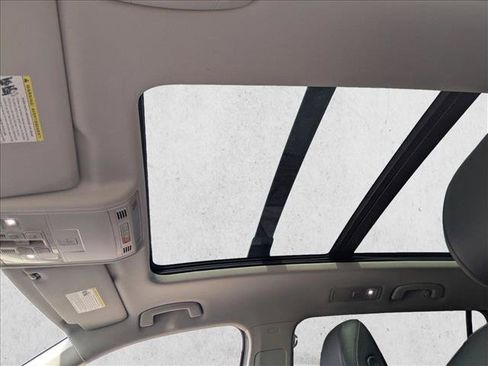 Used 2021 Volkswagen Tiguan SE w/ Panoramic Sunroof Package FWD image 15
