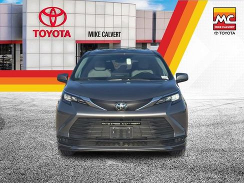 Used 2026 Toyota Sienna LE FWD image 8