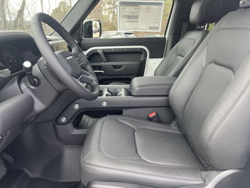 Used 2025 Land Rover Defender 90 X-Dynamic SE AWD/4WD image 4