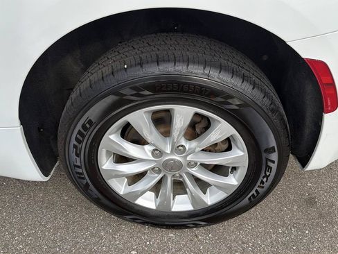 Used 2018 Chrysler Pacifica Touring-L FWD image 25