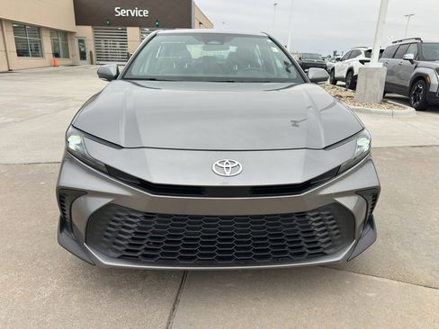 Used 2025 Toyota Camry SE image 8