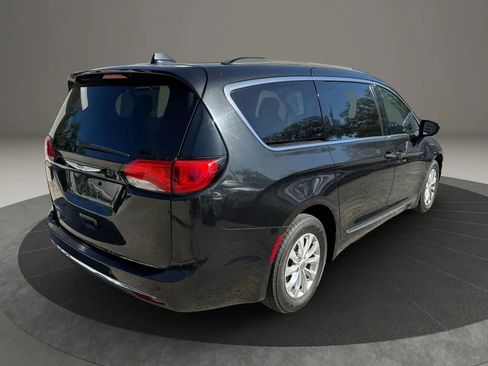 Used 2017 Chrysler Pacifica Touring-L image 5