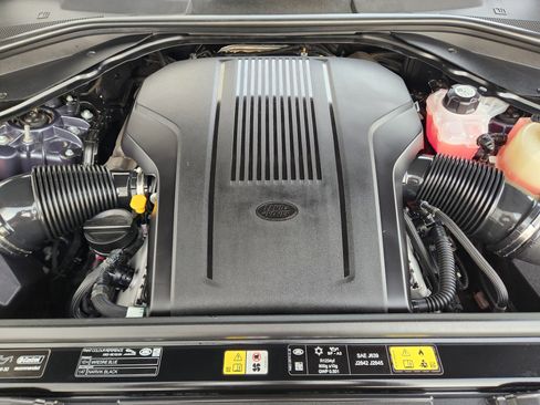 Certified 2025 Land Rover Range Rover SE image 33