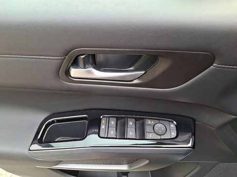 Used 2025 Nissan Pathfinder SL AWD/4WD image 10