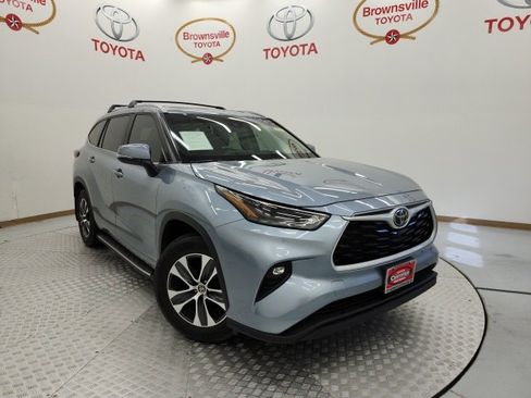 Certified 2023 Toyota Highlander XLE image 1