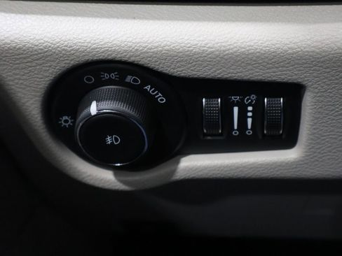 Certified 2024 Chrysler Pacifica Touring-L image 31