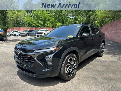 Used 2025 Chevrolet Trax RS w/ Sunroof Package FWD image 1