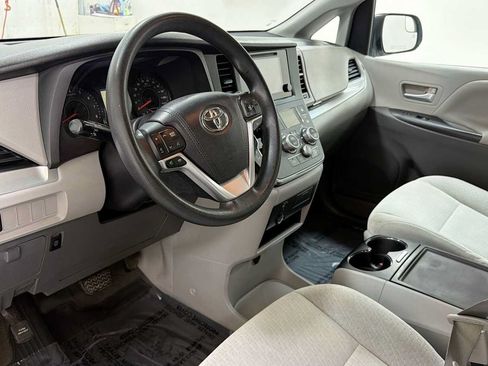 Used 2015 Toyota Sienna LE FWD image 12