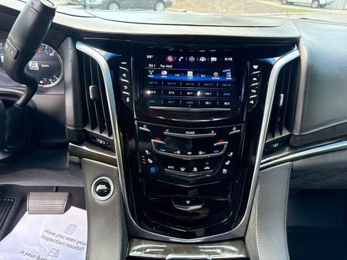 Used 2018 Cadillac Escalade Platinum AWD/4WD image 17