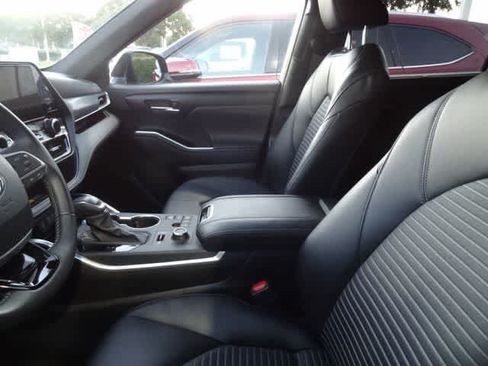 Used 2025 Toyota Highlander XSE AWD/4WD image 11