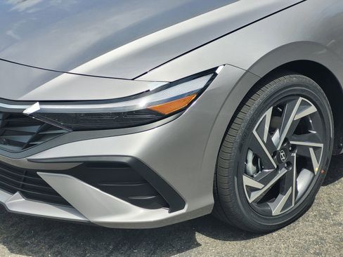 New 2025 Hyundai Elantra SEL image 11