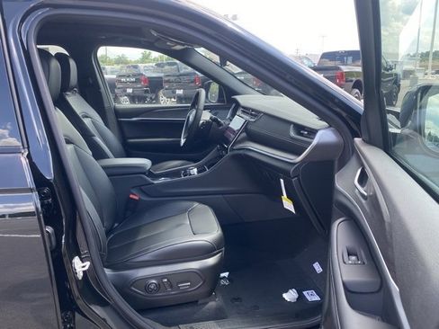 New 2025 Jeep Grand Cherokee L Limited w/ Trailer Tow Package image 30