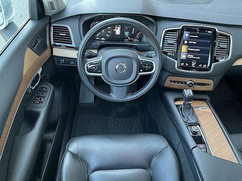 Used 2022 Volvo XC90 T6 Momentum w/ Advanced Package AWD/4WD image 5