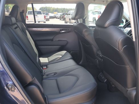 Used 2021 Toyota Highlander Limited FWD image 18