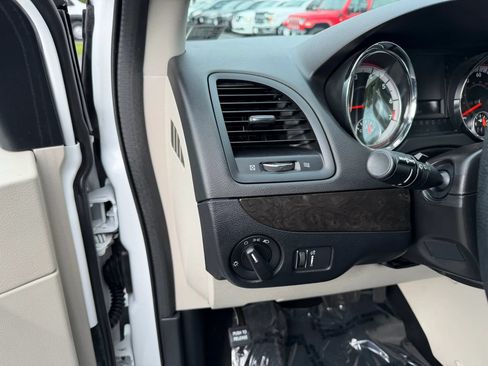 Used 2018 Dodge Grand Caravan SE w/ UConnect Hands-Free Group FWD image 14