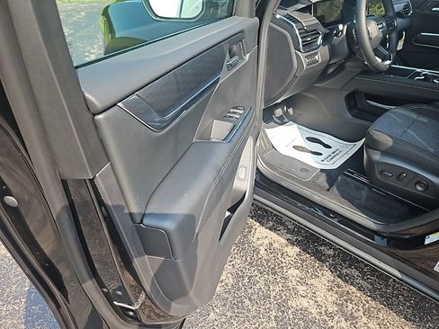 Used 2025 GMC Acadia Elevation image 9