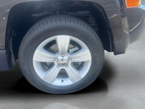 Used 2017 Jeep Patriot Latitude AWD/4WD image 32