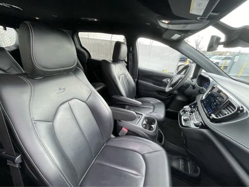 Used 2023 Chrysler Pacifica Touring-L w/ Uconnect Theater Family Group image 28