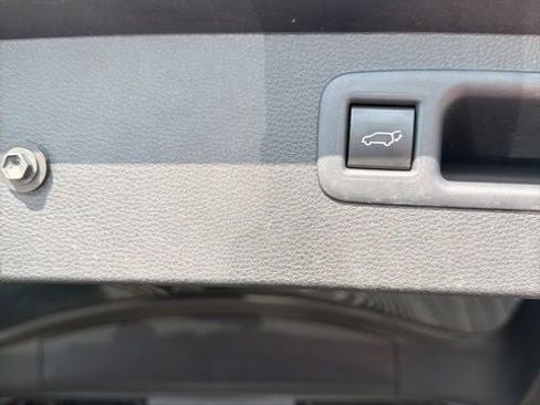 Used 2023 Toyota Highlander LE AWD/4WD image 11