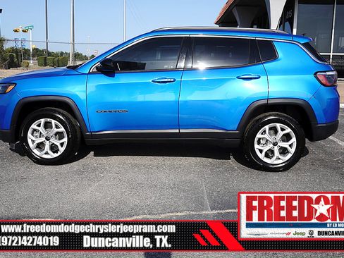 Used 2025 Jeep Compass Latitude AWD/4WD image 2