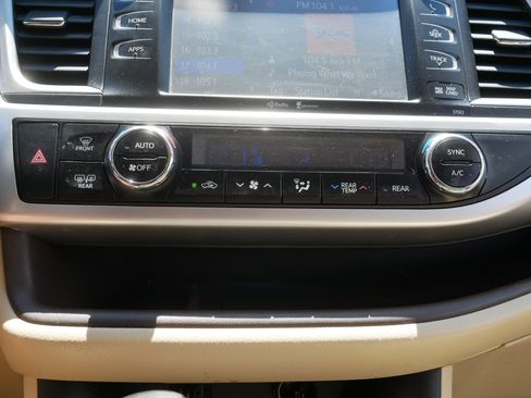 Used 2015 Toyota Highlander XLE AWD/4WD image 29