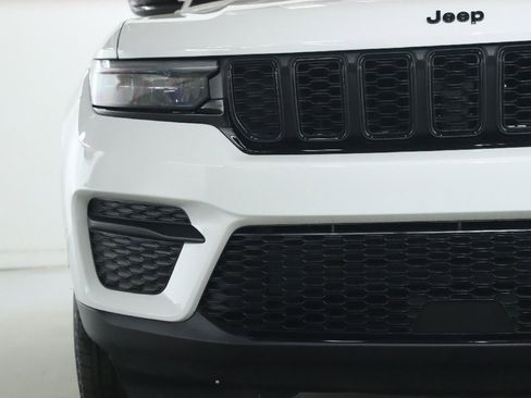 Used 2025 Jeep Grand Cherokee 4WD image 6