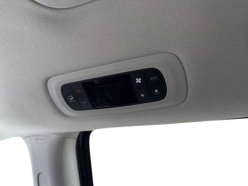 Used 2023 Chrysler Pacifica Touring-L image 29