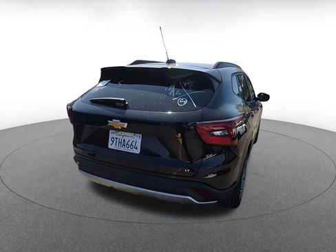 Used 2025 Chevrolet Trax LT w/ LT Convenience Package image 7