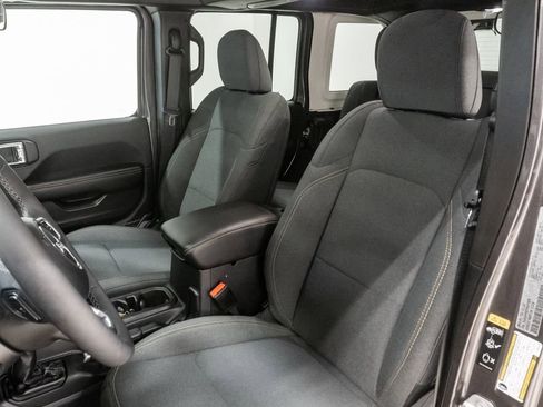 Used 2025 Jeep Wrangler Unlimited Sahara image 10