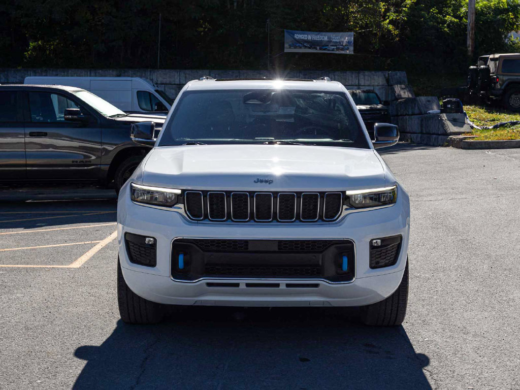 Used 2023 Jeep Grand Cherokee Overland w/ Luxury Tech Group IV AWD/4WD image 2
