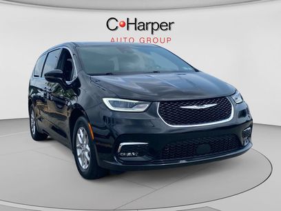 Used 2025 Chrysler Pacifica Select