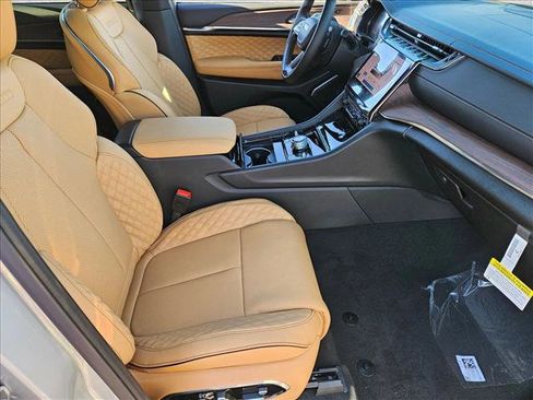 New 2025 Jeep Grand Cherokee Summit image 16