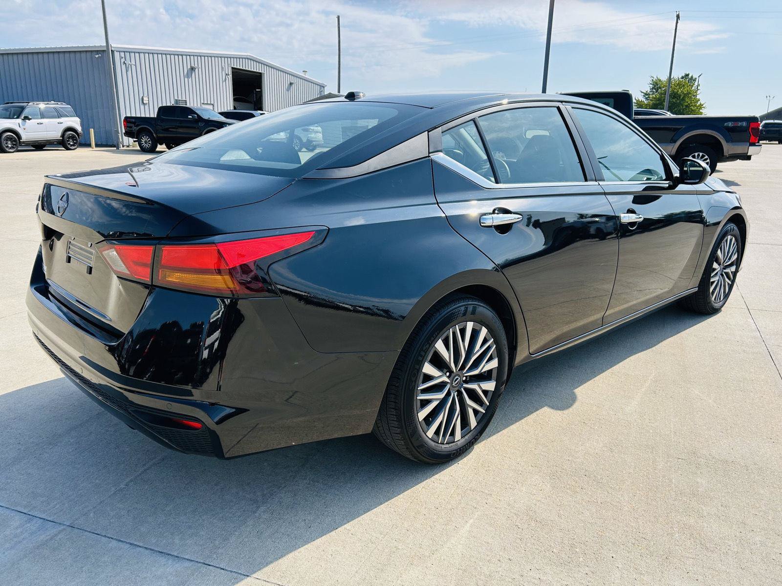 Used 2025 Nissan Altima 2.5 SV FWD image 34