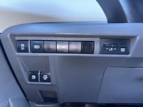 Used 2024 Toyota Sienna XLE image 19