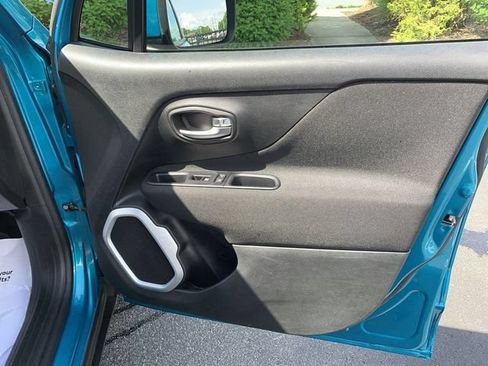 Used 2019 Jeep Renegade Latitude FWD image 13