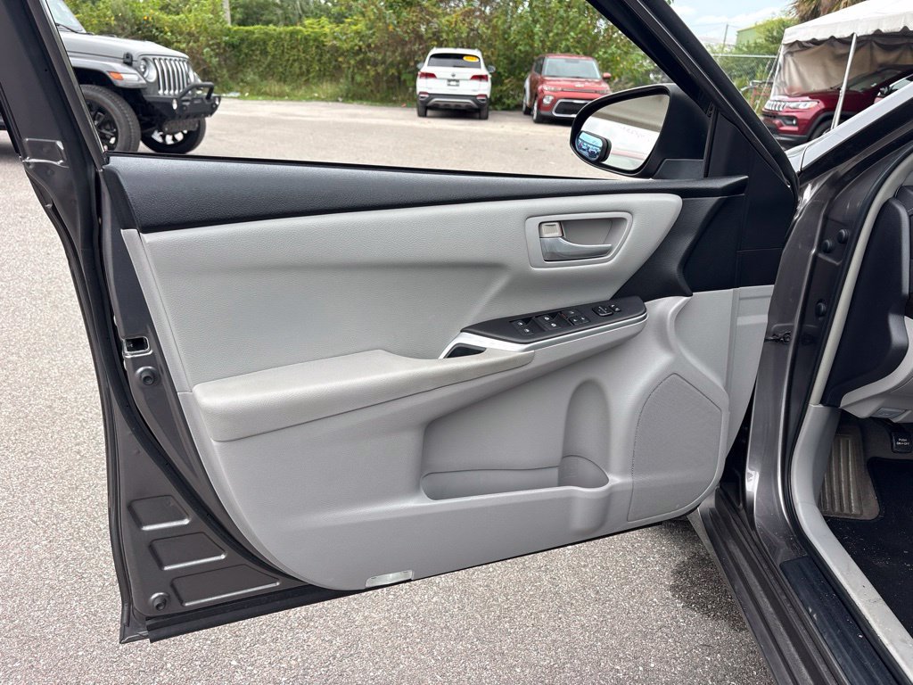 Used 2015 Toyota Camry LE w/ Moonroof Package FWD image 11
