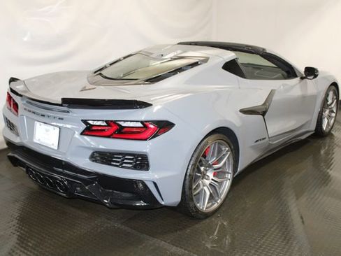 Used 2025 Chevrolet Corvette Z06 RWD image 7