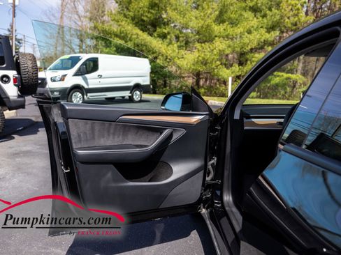 Used 2022 Tesla Model Y Long Range image 11