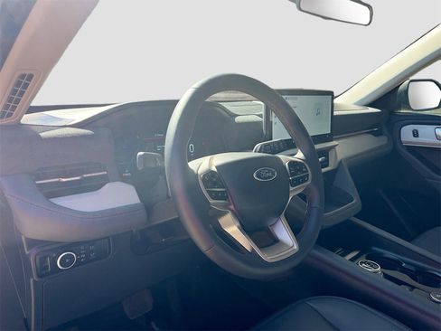 Used 2025 Ford Explorer Active w/ Active Comfort Package image 9