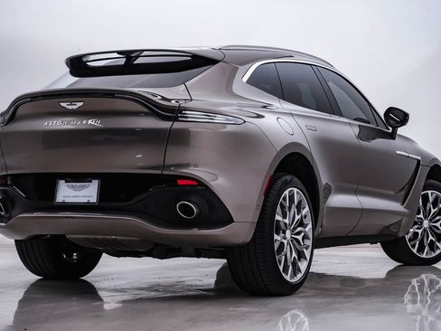 Used 2023 Aston Martin DBX image 9