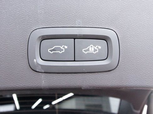 Certified 2025 Volvo XC40 B5 Plus image 37