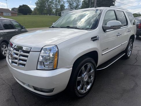 Used 2013 Cadillac Escalade Luxury AWD/4WD image 2